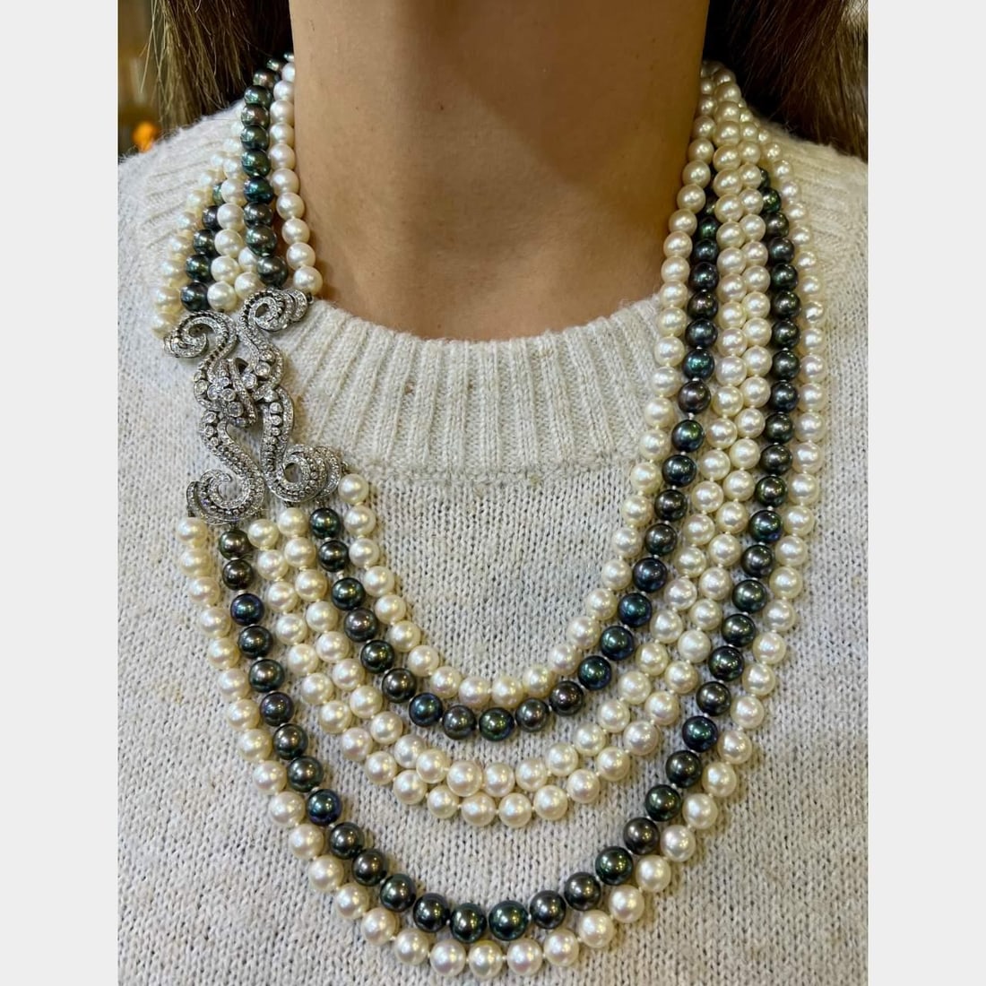Art Deco Platinum Necklace with Black White Cultured Pearls Diamonds 11 Ct: Art Deco Platinum Necklace with Black White Cultured Pearls Diamonds 11 Ct This exquisite Art Deco necklace features a stunning combination of black and white cultured pearls and sparkling diamonds se