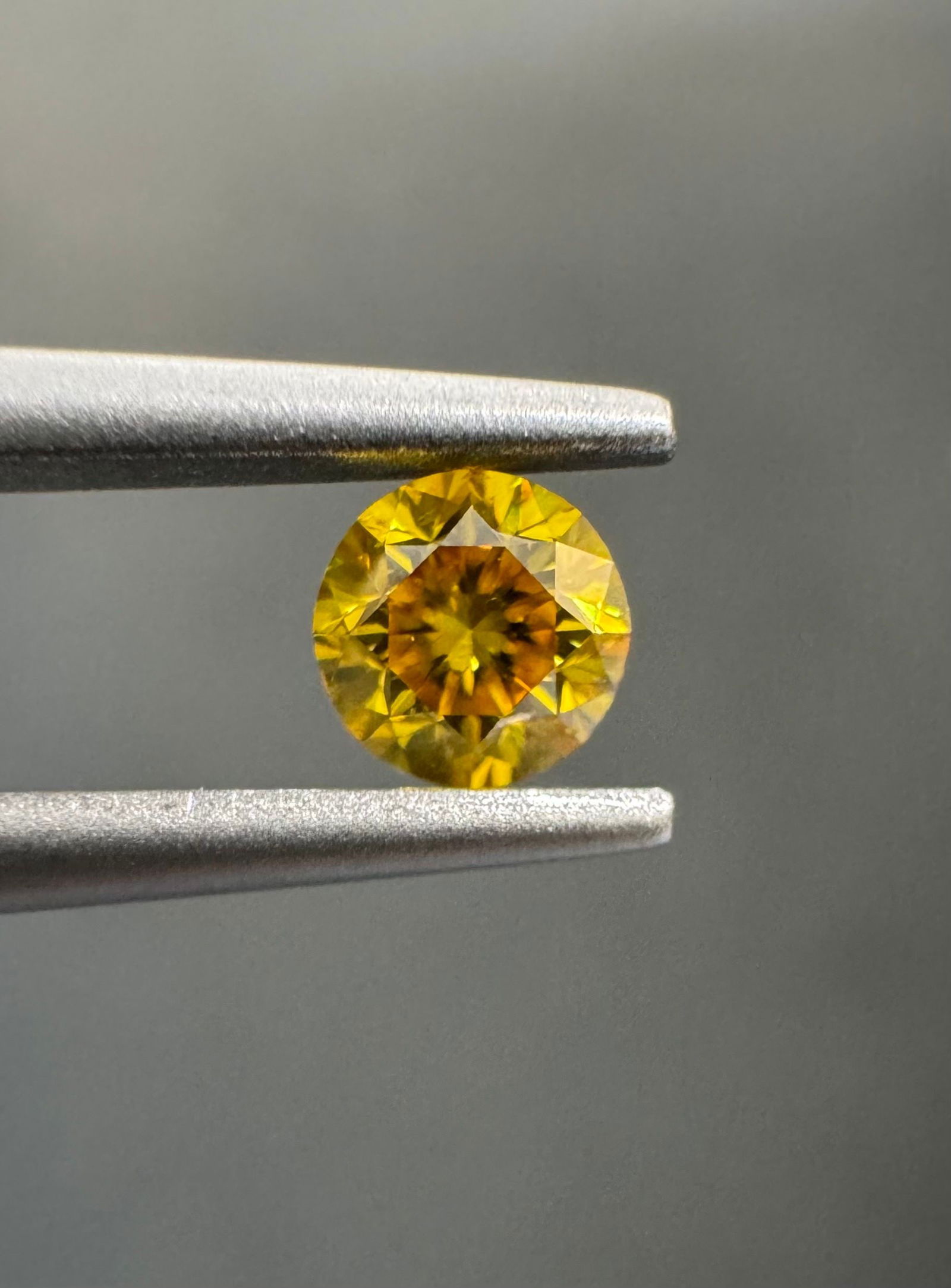 Loose Diamond - ROUND 0.2ct Fancy Vivid Orangey Yellow SI1: Loose Diamond - ROUND 0.2ct Fancy Vivid Orangey Yellow SI1 Source: Natural Shape: ROUND Carats: 0.2 Color: Fancy Vivid Orangey Yellow Certification: GIA PLEASE NOTE: Framed, Large, or heavy items do n