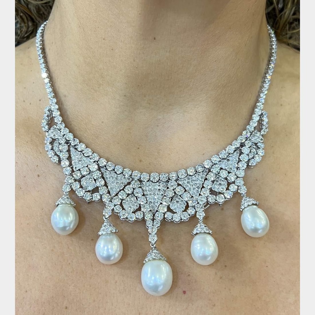 1960's 14K White Gold Necklace with South Sea Pearls and 449 Diamonds: 1960's 14K White Gold Necklace with South Sea Pearls and 449 Diamonds This exquisite 1960's necklace features a stunning combination of 14K white gold, South Sea pearls, and a total of 449 sparkling d