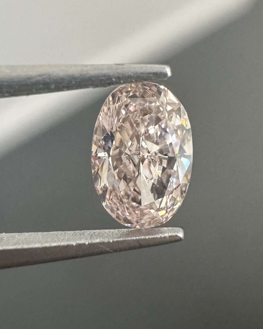 Loose Diamond - OVAL 0.34ct Fancy Brownish Pink VVS1: Loose Diamond - OVAL 0.34ct Fancy Brownish Pink VVS1 Source: Natural Shape: OVAL Carats: 0.34 Color: Fancy Brownish Pink Certification: GIA Video: