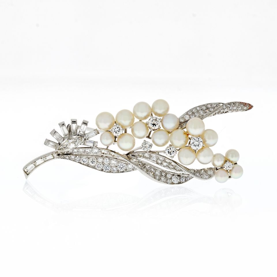 1950s Platinum Gatsby Style Brooch with 7 Carat Diamonds and 17 Pearls: 1950s Platinum Gatsby Style Brooch with 7 Carat Diamonds and 17 Pearls Discover a stunning vintage brooch from the 1950s, crafted in luxurious platinum and adorned with exquisite pearls and diamonds.