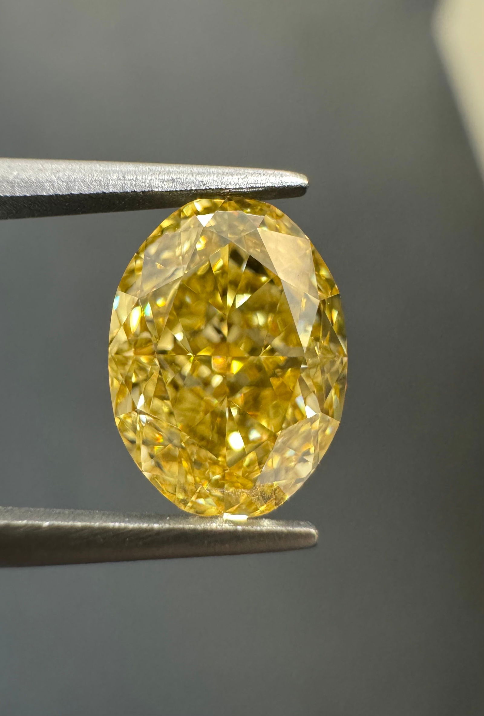 Loose Diamond - OVAL 2.04ct Fancy Intense Orangey Yellow VS1: Loose Diamond - OVAL 2.04ct Fancy Intense Orangey Yellow VS1 Source: Natural Shape: OVAL Carats: 2.04 Color: Fancy Intense Orangey Yellow Certification: GIA Video: