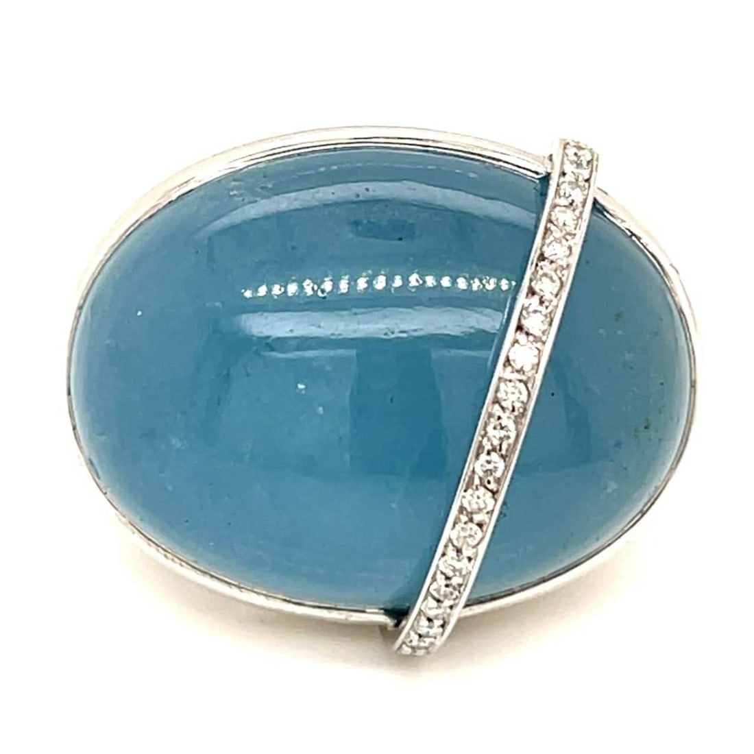 Elegant 18K White Gold Topaz 40 Ct and 20 Diamonds Ring: Elegant 18K White Gold Topaz 40 Ct and 20 Diamonds Ring This stunning 18K White Gold Topaz and Diamond Ring features a vibrant center stone of approximately 40.00 Ct. topaz, elegantly surrounded by