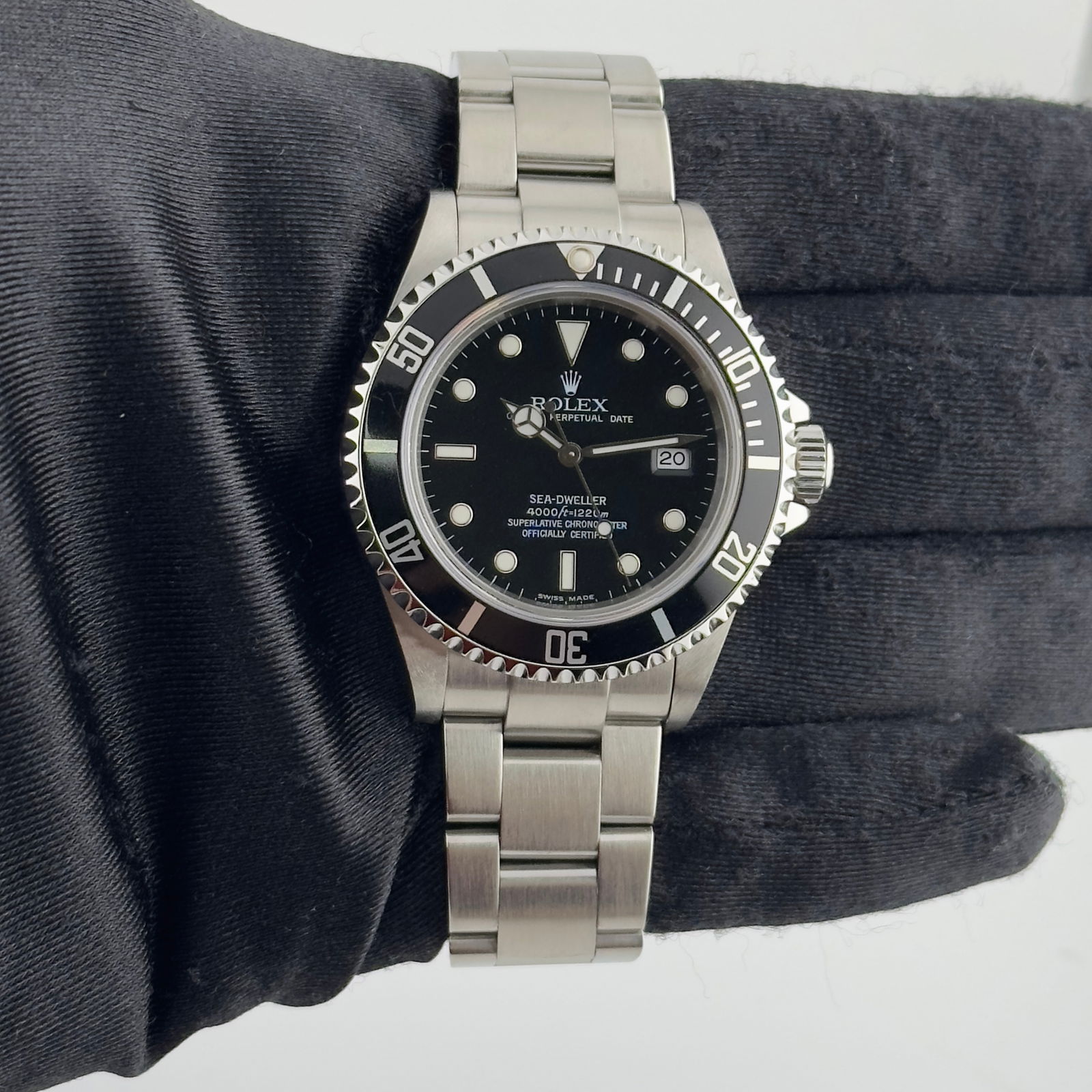 Men's Sea Dweller 16600 Black Dial Oyster Bracelet Watch with Papers: Men's Sea Dweller 16600 Black Dial Oyster Bracelet Watch with Papers This Rolex Sea Dweller features a black dial and an aluminum bezel, paired with an Oyster bracelet. The watch is a men's model from