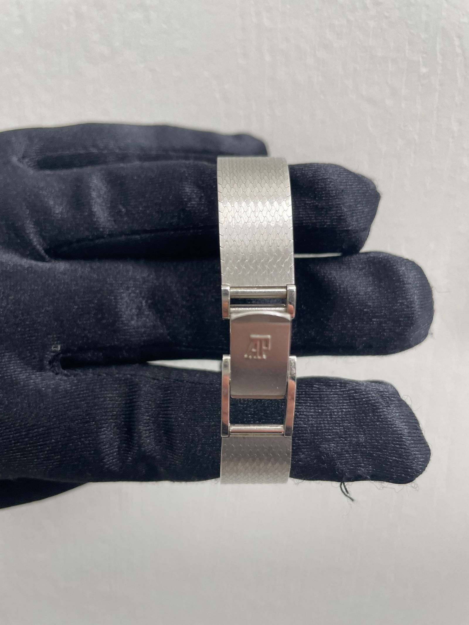 Audemars Piguet Cobra 18k White Gold Black Diamond Dial Watch Ref B32189 29mm: Audemars Piguet Cobra 18k White Gold Black Diamond Dial Watch Ref B32189 29mm This Audemars Piguet Cobra watch features a black diamond dial and is crafted from 18k white gold. The timepiece measures