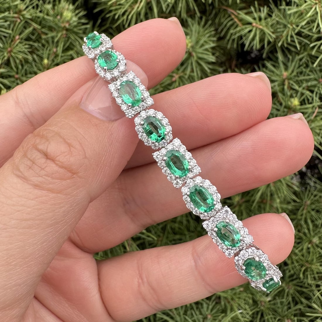 Stunning 18k White Gold 15ctw Emerald Diamond Halo Bracelet: Stunning 18k White Gold 15ctw Emerald Diamond Halo Bracelet This exquisite 18k White Gold bracelet features a stunning array of alternating bright green emeralds and dazzling diamonds, creating a luxu