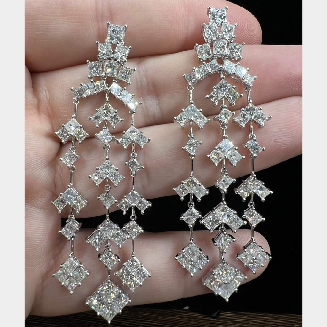 Stunning 18K White Gold 14.74 Ct Diamond Chandelier Earrings: Stunning 18K White Gold 14.74 Ct Diamond Chandelier Earrings Exquisite 18K White Gold chandelier earrings featuring a stunning total of 104 diamonds, with a combined weight of 14.74 carats. These eleg