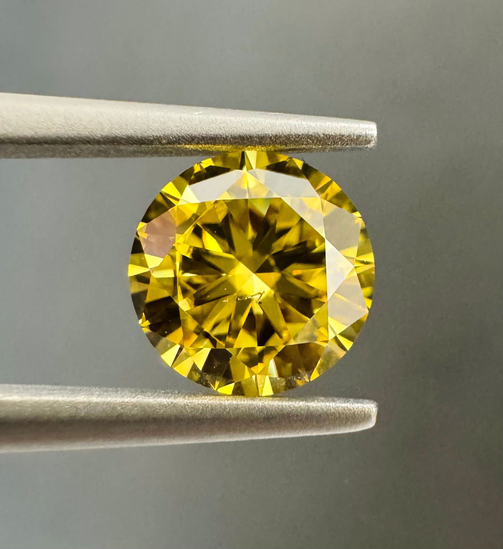 Loose Diamond - ROUND 0.8ct Fancy Vivid Yellow SI2: Loose Diamond - ROUND 0.8ct Fancy Vivid Yellow SI2 Source: Natural Shape: ROUND Carats: 0.8 Color: Fancy Vivid Yellow Certification: GIA PLEASE NOTE: Framed, Large, or heavy items do not have shipping