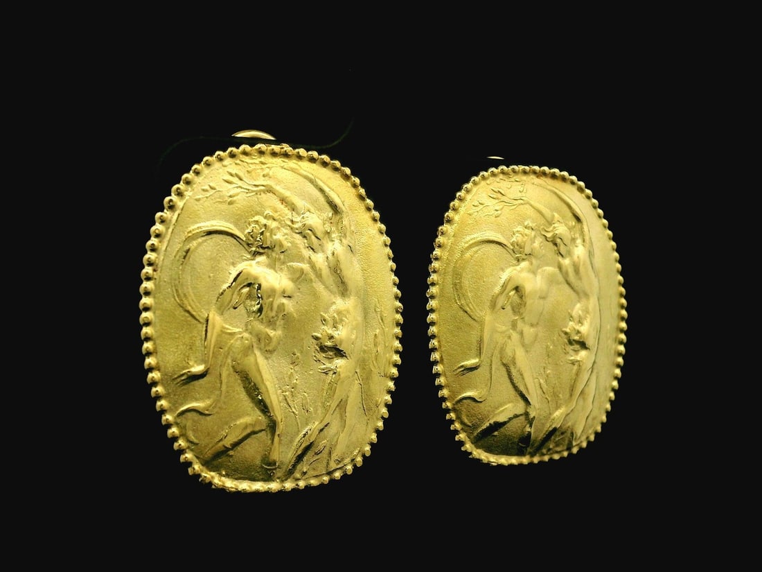 Athena 18K Yellow Gold Greek Mythology Cameo Clip-On Earrings: Athena 18K Yellow Gold Greek Mythology Cameo Clip-On Earrings These exquisite clip-on button earrings showcase a stunning Greek mythology scene featuring Athena, crafted from 18K solid yellow gold. Ea