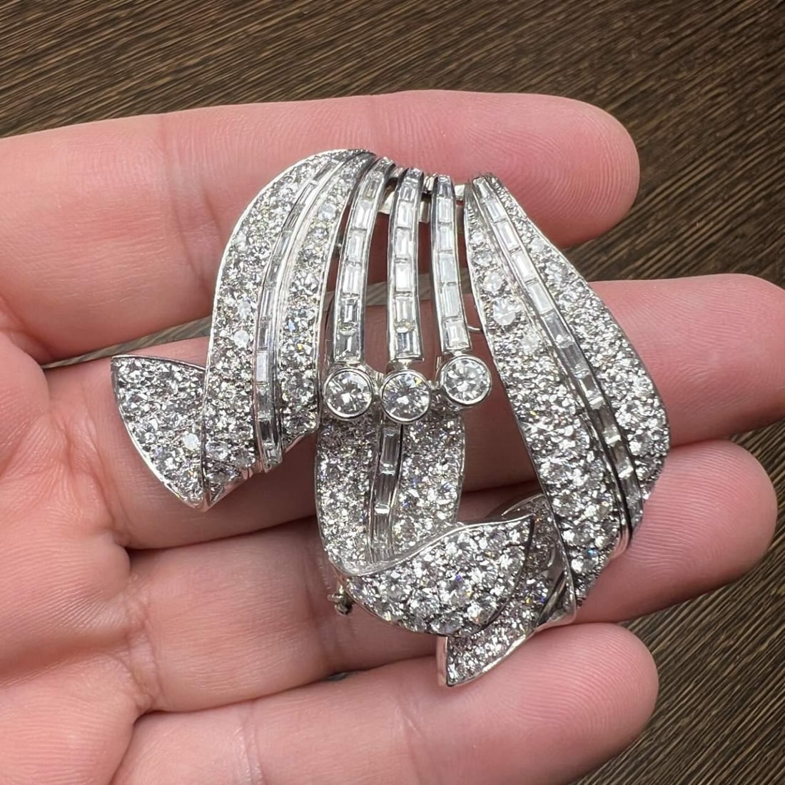 French Art Deco Platinum Diamond Brooch Pendant 13.70 Ct VVS-VS: French Art Deco Platinum Diamond Brooch Pendant 13.70 Ct VVS-VS This exquisite French Art Deco brooch/pendant is crafted in platinum and showcases a stunning total of 13.70 carats of diamonds. It feat