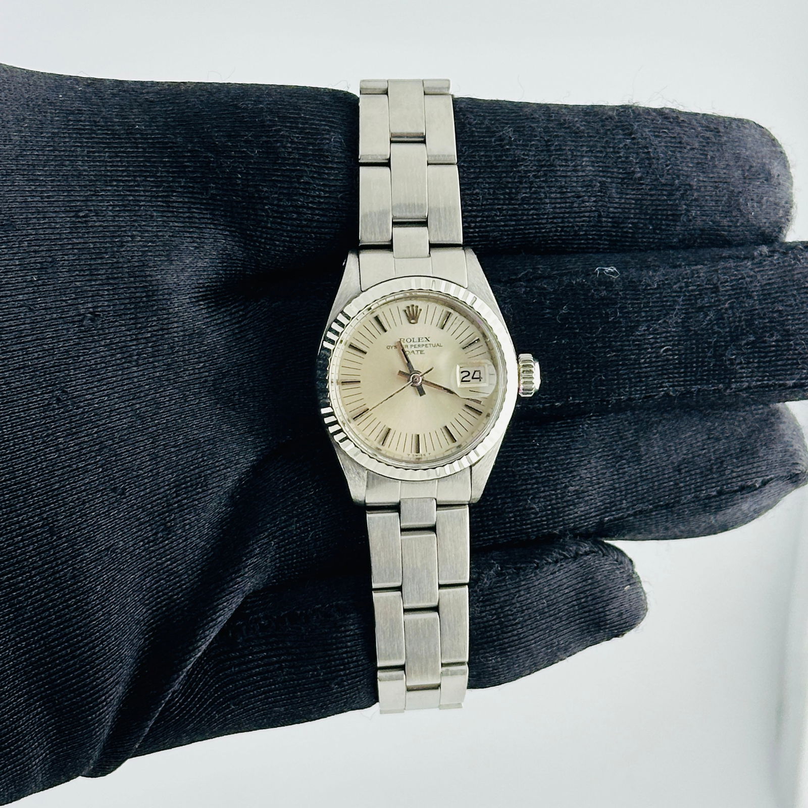 Ladies Oyster Perpetual Date Watch Ref 6917 with Silver Dial: Ladies Oyster Perpetual Date Watch Ref 6917 with Silver Dial Rolex Oyster Perpetual Date wristwatch featuring a silver dial, fluted bezel, and an Oyster bracelet. Designed for ladies, this timepiece i
