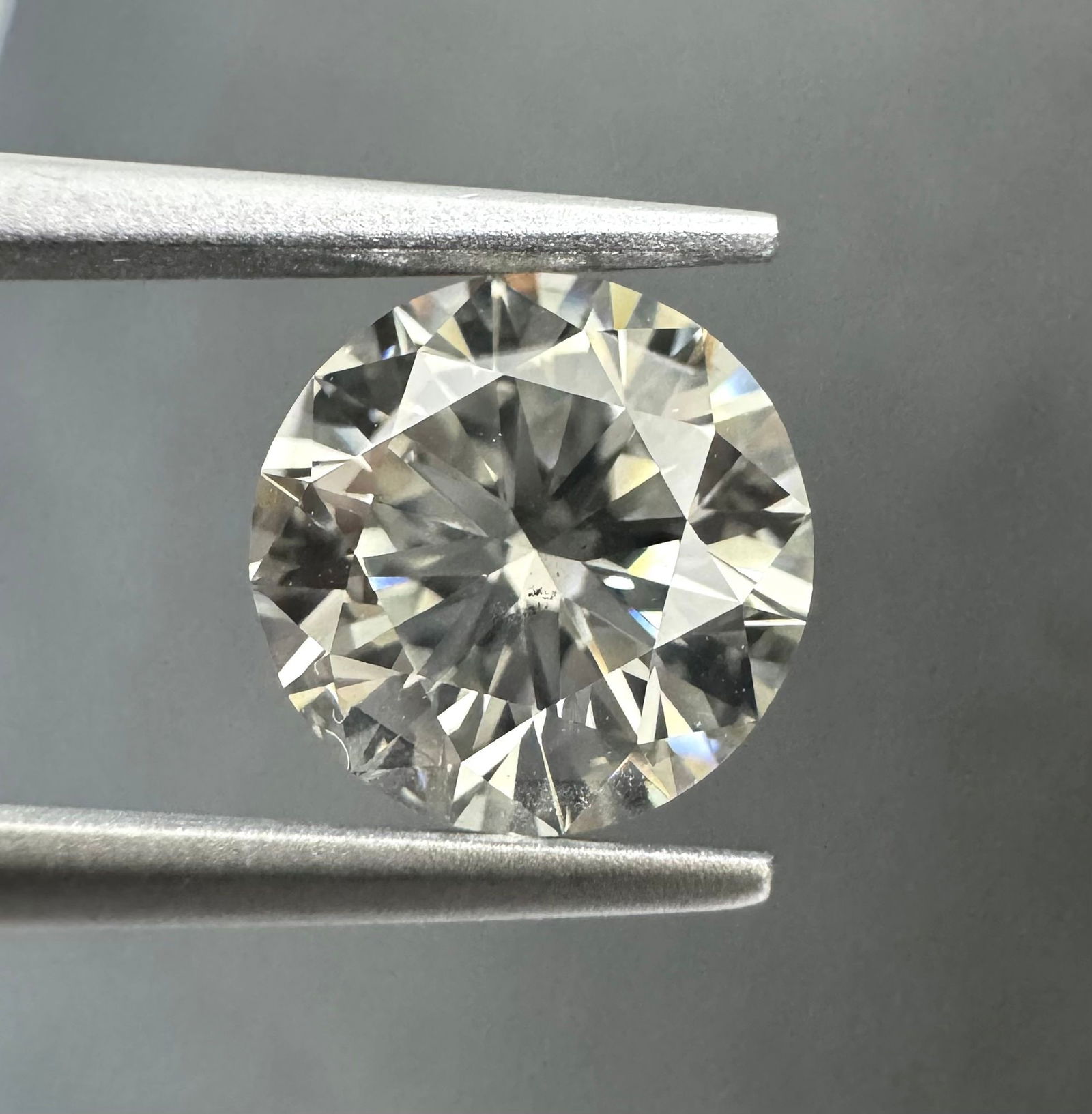 Loose Diamond - ROUND 2.01ct Fancy Gray Yellowish Yellow SI2: Loose Diamond - ROUND 2.01ct Fancy Gray Yellowish Yellow SI2 Source: Natural Shape: ROUND Carats: 2.01 Color: Fancy Gray Yellowish Yellow Certification: GIA PLEASE NOTE: Framed, Large, or heavy items