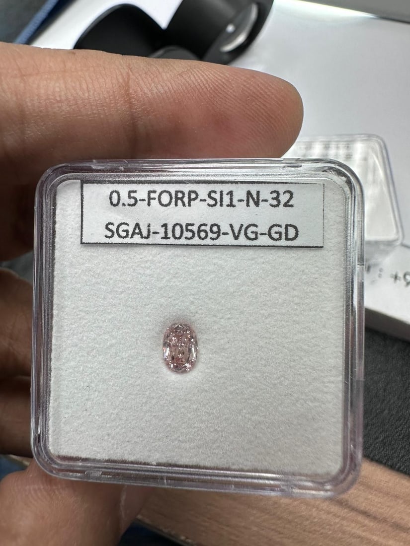 Loose Diamond - OVAL 0.5ct Fancy Orangey Pink SI1: Loose Diamond - OVAL 0.5ct Fancy Orangey Pink SI1 Source: Natural Shape: OVAL Carats: 0.5 Color: Fancy Orangey Pink Certification: GIA Video: