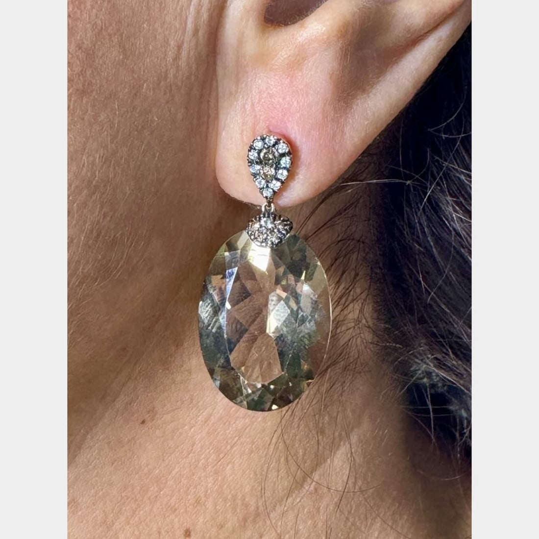 Elegant 18K Yellow Gold Smokey Topaz Diamond Earrings 1.5 Inch: Elegant 18K Yellow Gold Smokey Topaz Diamond Earrings 1.5 Inch These exquisite 18K Yellow Gold Earrings feature stunning Smokey Topaz and sparkling Diamonds, making them a perfect addition to any jewe