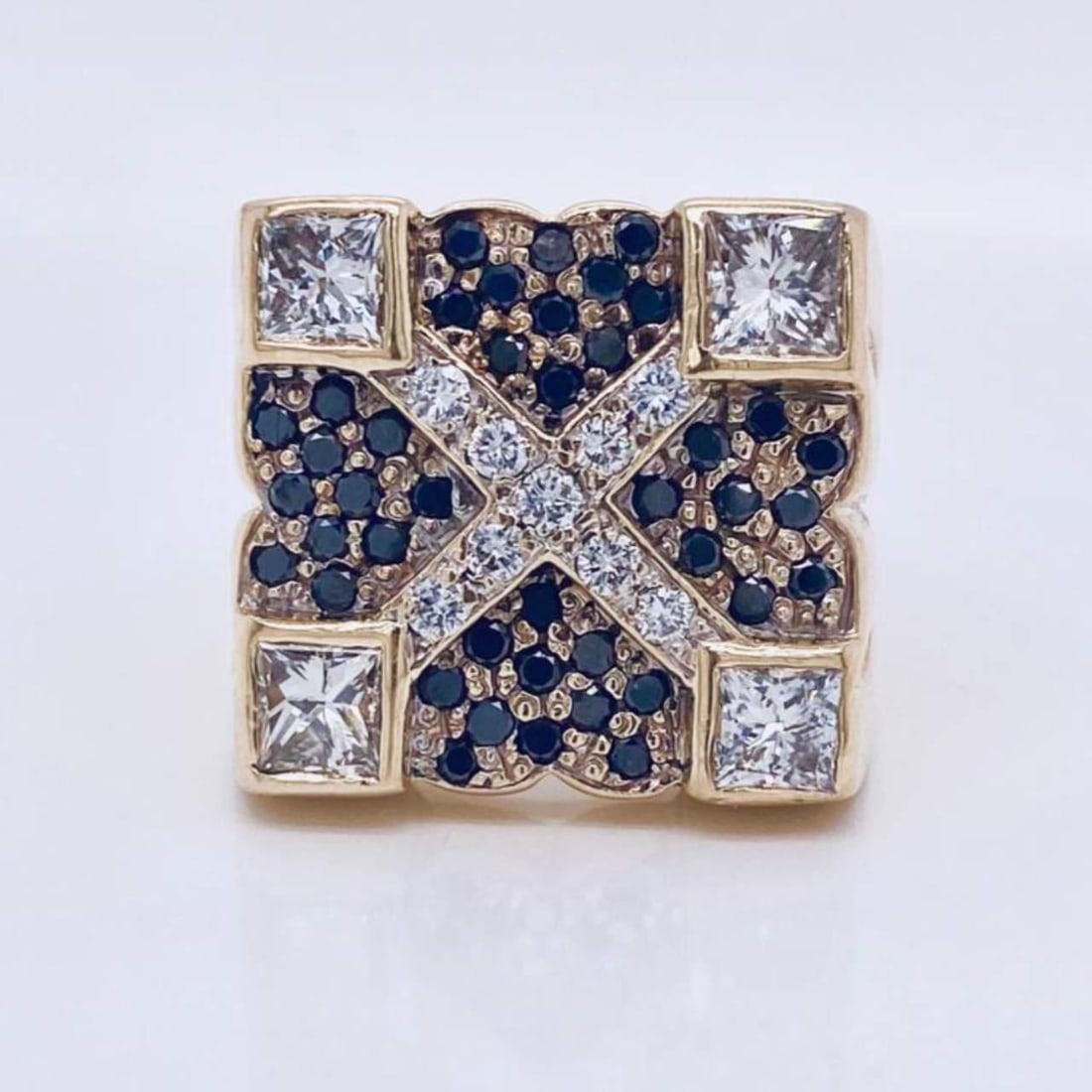 Stunning 3.75 Ct Diamond Ring in 14K Yellow Gold: Stunning 3.75 Ct Diamond Ring in 14K Yellow Gold This stunning 3.75 Ct diamond ring features 4 round diamonds weighing approximately 2.20 Ct, complemented by an additional 9 diamonds totaling 0.30 Ct.