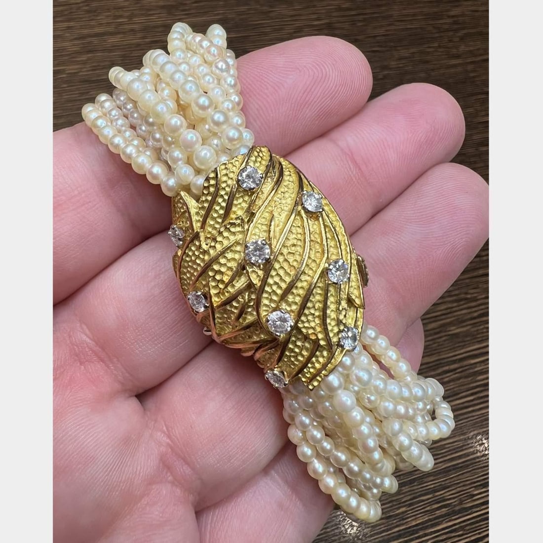 Elegant French 18K Yellow Gold Pearl Bracelet with Diamonds: Elegant French 18K Yellow Gold Pearl Bracelet with Diamonds This exquisite French bracelet features 18K yellow gold and is adorned with lustrous pearls. It is set with 9 diamonds that weigh approximat