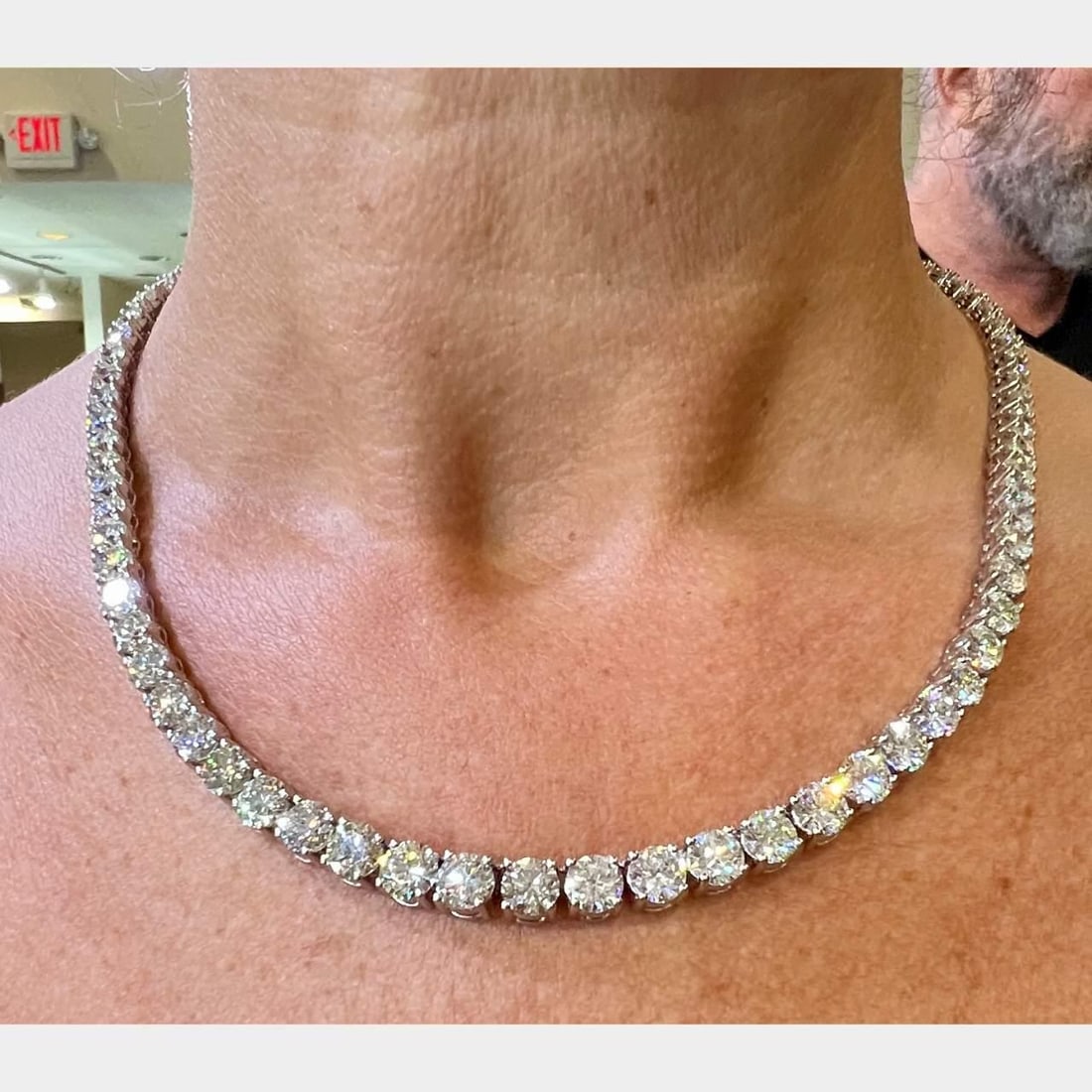 Stunning Platinum Riviera Necklace 85 Diamonds 50.10 Ct J-K VVS-VS: Stunning Platinum Riviera Necklace 85 Diamonds 50.10 Ct J-K VVS-VS This exquisite Platinum Riviera Necklace features a stunning array of 85 round diamonds, collectively weighing approximately 50.10 ca
