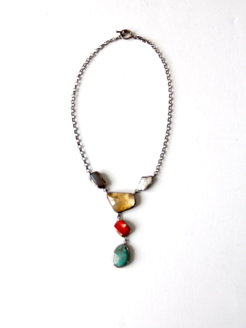 Vintage Y-Shaped Gemstone Necklace with Turquoise and Silver Tone Chain: Vintage Y-Shaped Gemstone Necklace with Turquoise and Silver Tone Chain This vintage Y-shaped drop necklace showcases a stunning array of five inset gemstones, including vibrant turquoise and other co