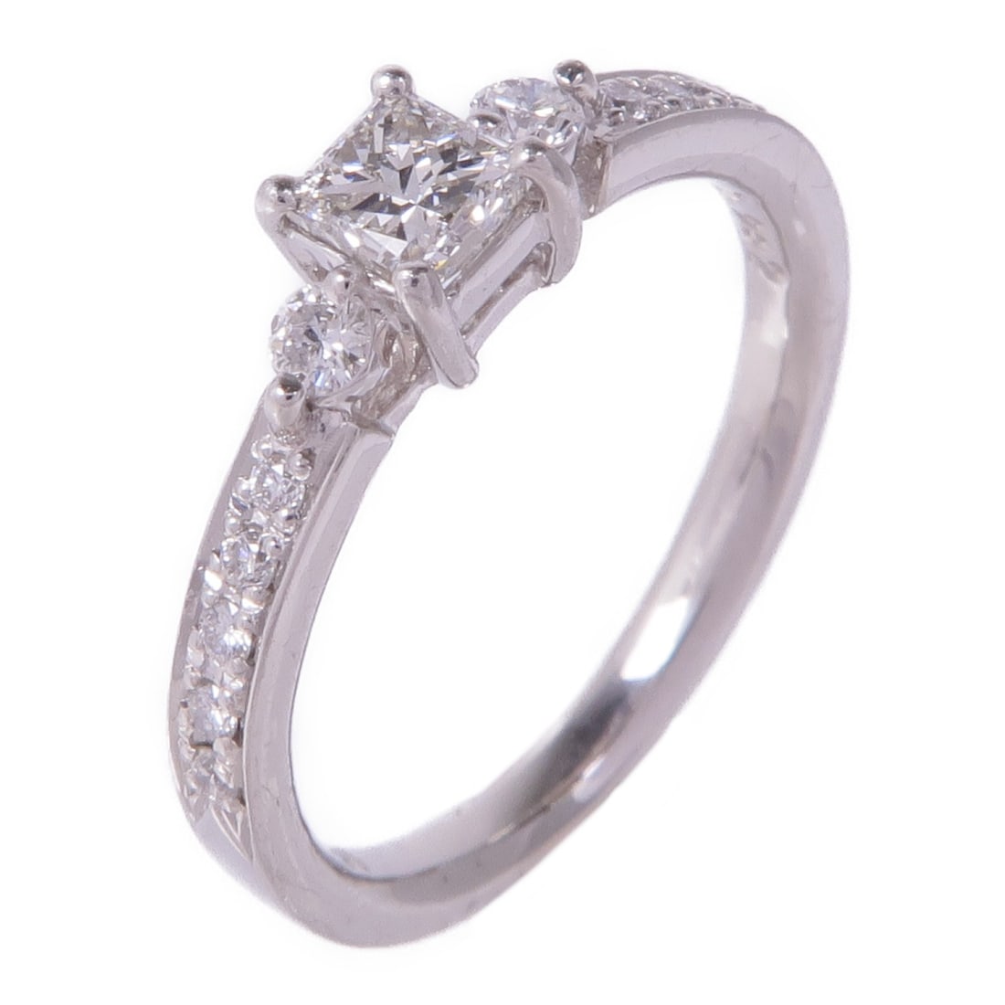 JEWELRY PT900 Platinum Diamond Ring US 4.75: JEWELRY PT900 Platinum Diamond Ring US 4.75 This exquisite diamond ring is crafted from PT900 platinum, ensuring durability and a luxurious shine. The ring features a stunning clear diamond as its mai