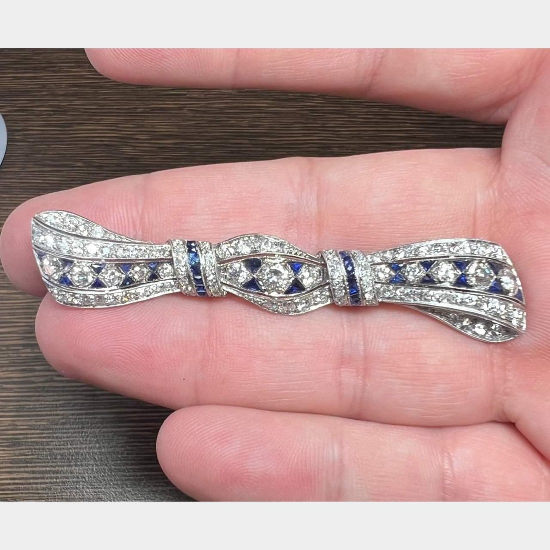 Art Deco Platinum Brooch with 2.00 Ct Sapphires and 4.00 Ct Diamonds: Art Deco Platinum Brooch with 2.00 Ct Sapphires and 4.00 Ct Diamonds This exquisite Art Deco brooch is crafted in platinum and features a stunning arrangement of sapphires and diamonds. It weighs 9.3