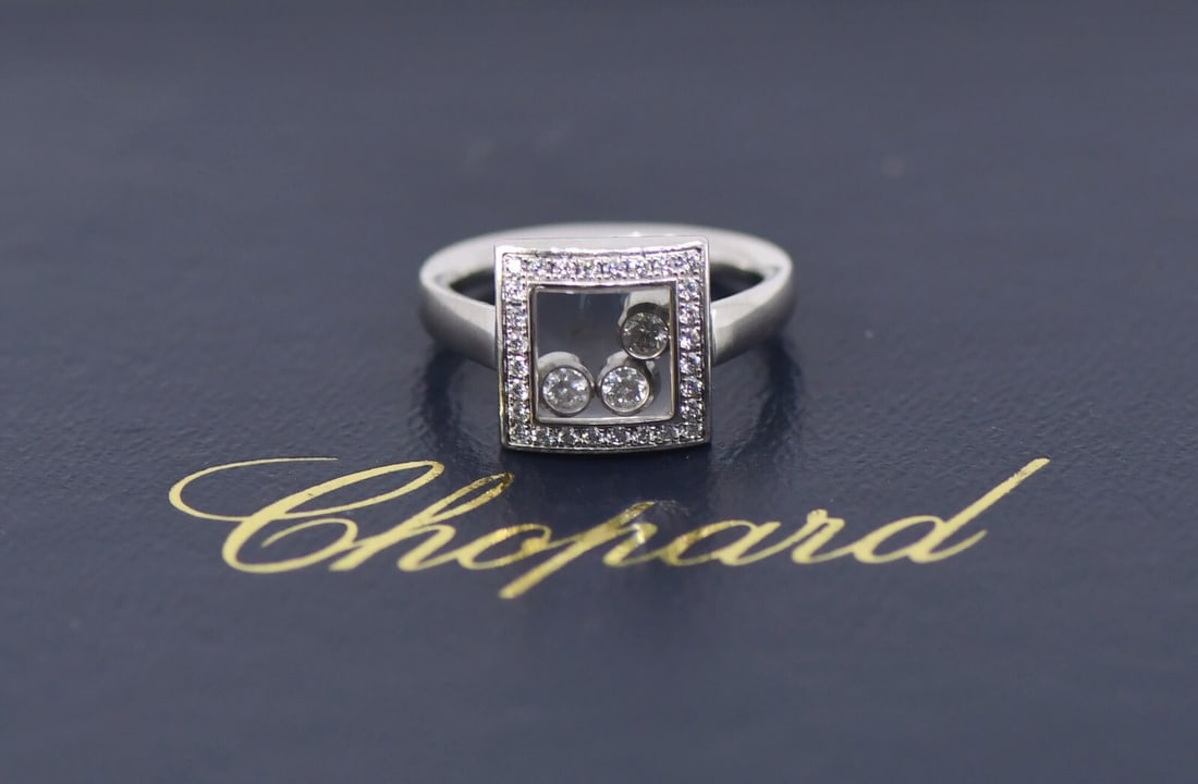 Chopard Happy Diamonds 18K White Gold Ring Ref 829224 with Box and Certificate: Chopard Happy Diamonds 18K White Gold Ring Ref 829224 with Box and Certificate This exquisite Chopard Happy Diamonds ring is crafted from 18K white gold, showcasing a stunning diamond as its main ston