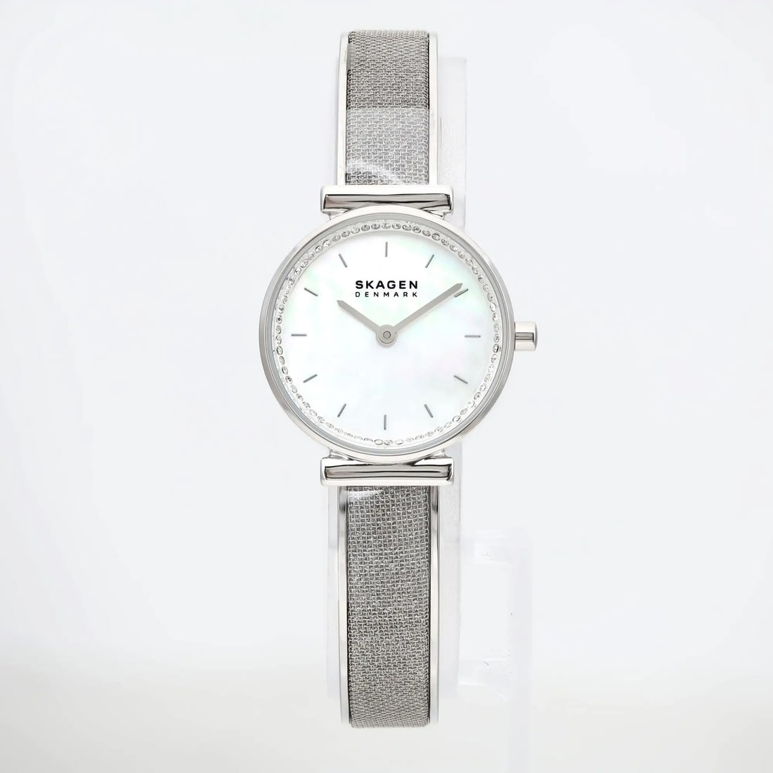 Skagen Annelie 25mm Stainless Steel Quartz Watch MOP Dial SKW2793: Skagen Annelie 25mm Stainless Steel Quartz Watch MOP Dial SKW2793 Discover the elegance of the Skagen Annelie 25mm Stainless Steel Quartz Watch. This stylish timepiece is perfect for both casual and f