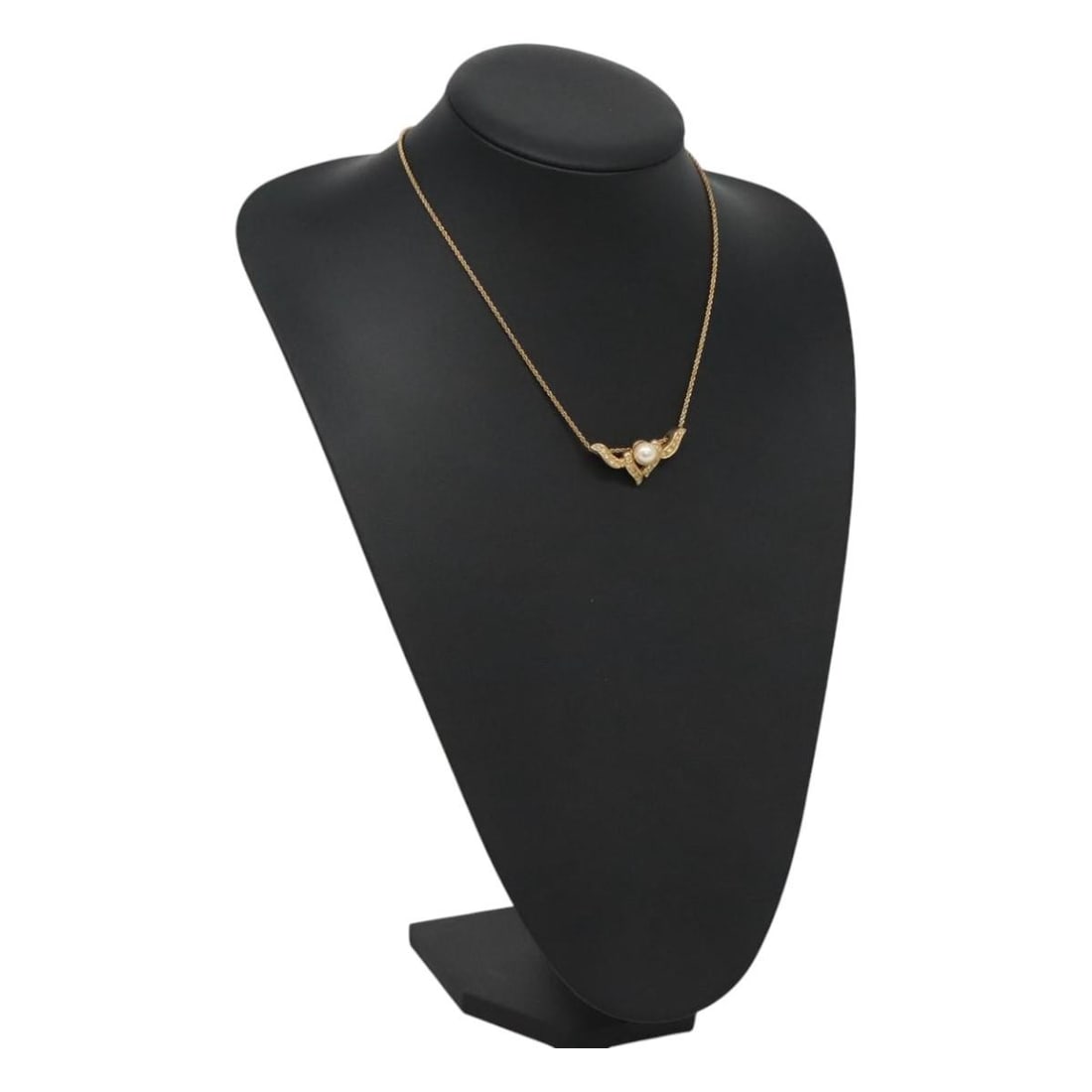 Christian Dior Gold Metal Necklace Authentic 17.7 Inch: Christian Dior Gold Metal Necklace Authentic 17.7 Inch This Christian Dior Necklace is a stunning piece crafted from high-quality metal with a luxurious gold finish. Measuring approximately 45 cm (17.