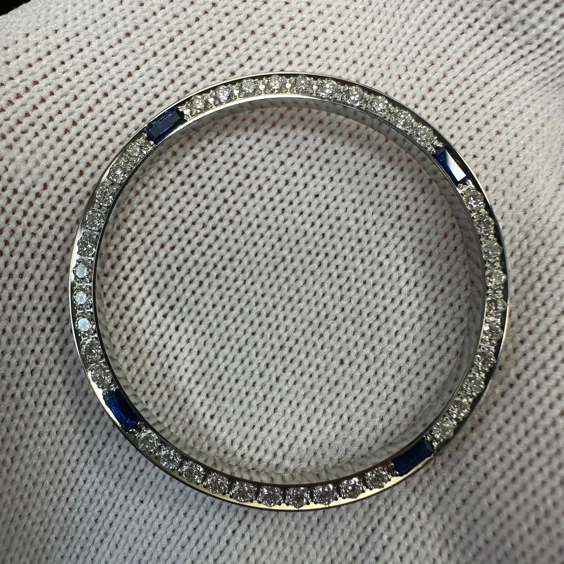 Custom Stainless Steel Bezel with 1ct Diamond Sapphire for Rolex Datejust 36mm: Custom Stainless Steel Bezel with 1ct Diamond Sapphire for Rolex Datejust 36mm Enhance your Rolex Datejust 36mm model with this luxurious custom bezel, featuring approximately 1 carat of sparkling dia