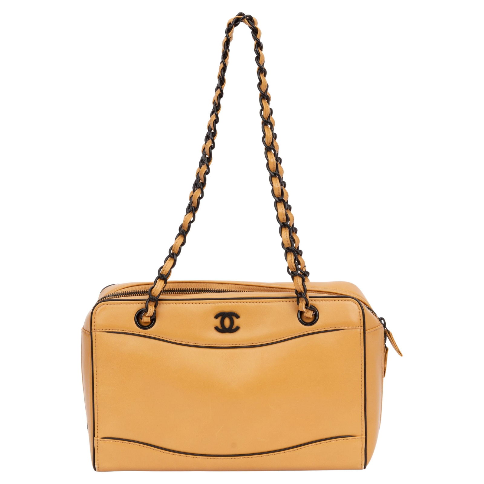 Chanel Medium Vintage Bag Light Brown Leather with Pouch and Authenticity: Chanel Medium Vintage Bag Light Brown Leather with Pouch and Authenticity This exquisite Chanel Brushed Calf Medium Vintage Bag is a stunning addition to any collection. Crafted from luxurious light b