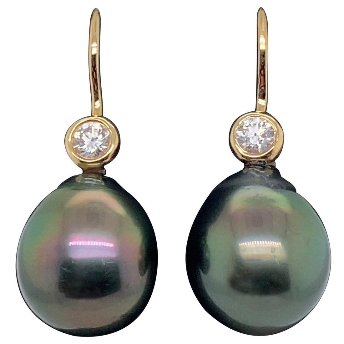 18K Yellow Gold Drop Earrings with Tahitian Pearls and 0.20ct Diamonds: 18K Yellow Gold Drop Earrings with Tahitian Pearls and 0.20ct Diamonds These contemporary drop earrings are crafted from 18K yellow gold and feature two Tahitian pearls measuring 11-12 mm. Each earrin