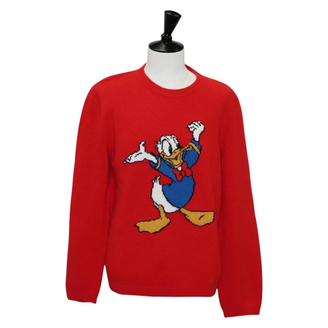 GUCCI Disney Collaboration Red Wool Jacket XL Italy Authenticated: GUCCI Disney Collaboration Red Wool Jacket XL Italy Authenticated Introducing the GUCCI Disney Collaboration Knitted Fabrics Top, a luxurious jacket crafted in Italy from high-quality wool. This vibra