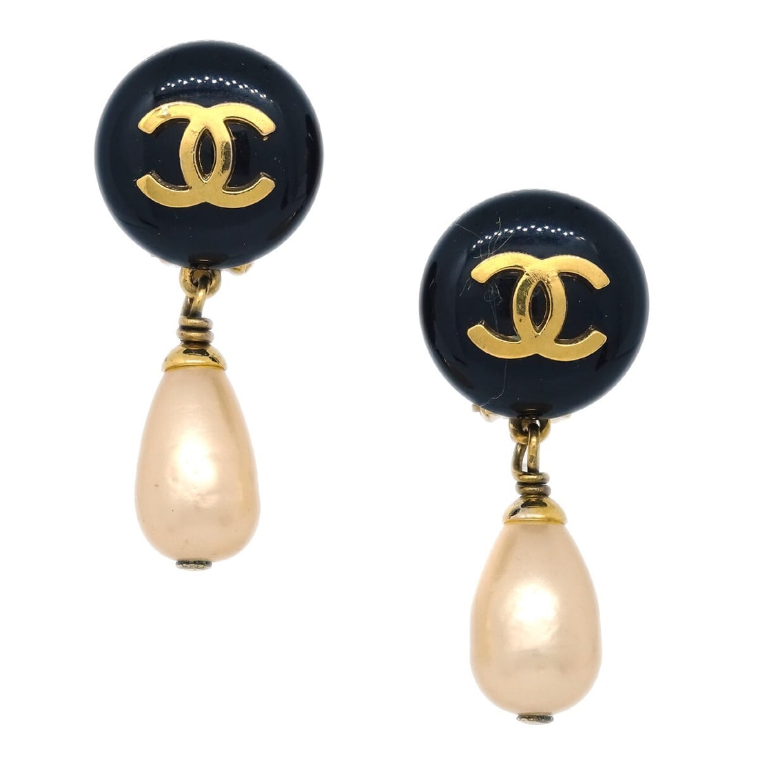 Chanel 94A Gold Dangle Earrings with Artificial Pearls Clip-On: Chanel 94A Gold Dangle Earrings with Artificial Pearls Clip-On Enhance your jewelry collection with these exquisite Chanel dangle earrings. Crafted with a stunning gold tone, these earrings feature be