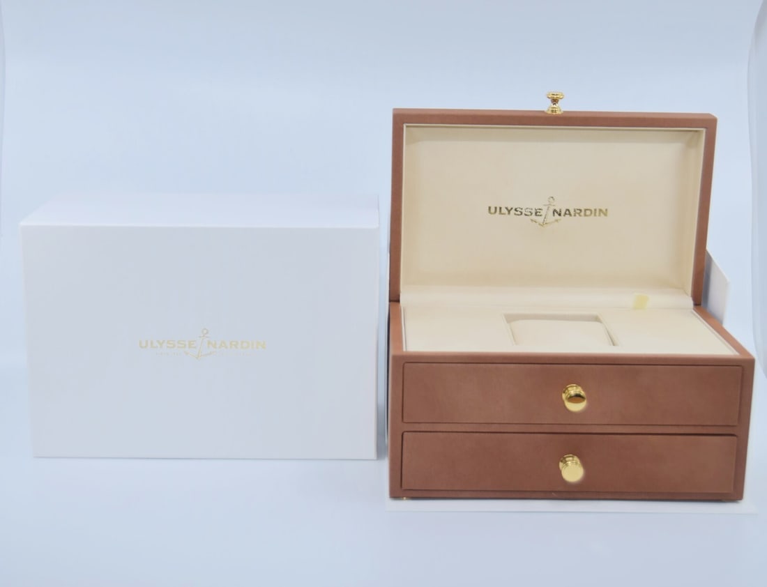 Ulysse Nardin Brown Presentation Watch Box 9x6x5 Authentic: Ulysse Nardin Brown Presentation Watch Box 9x6x5 Authentic This Ulysse Nardin presentation box is perfect for storing your watch with elegance. Featuring a rich brown color, this single watch box is c