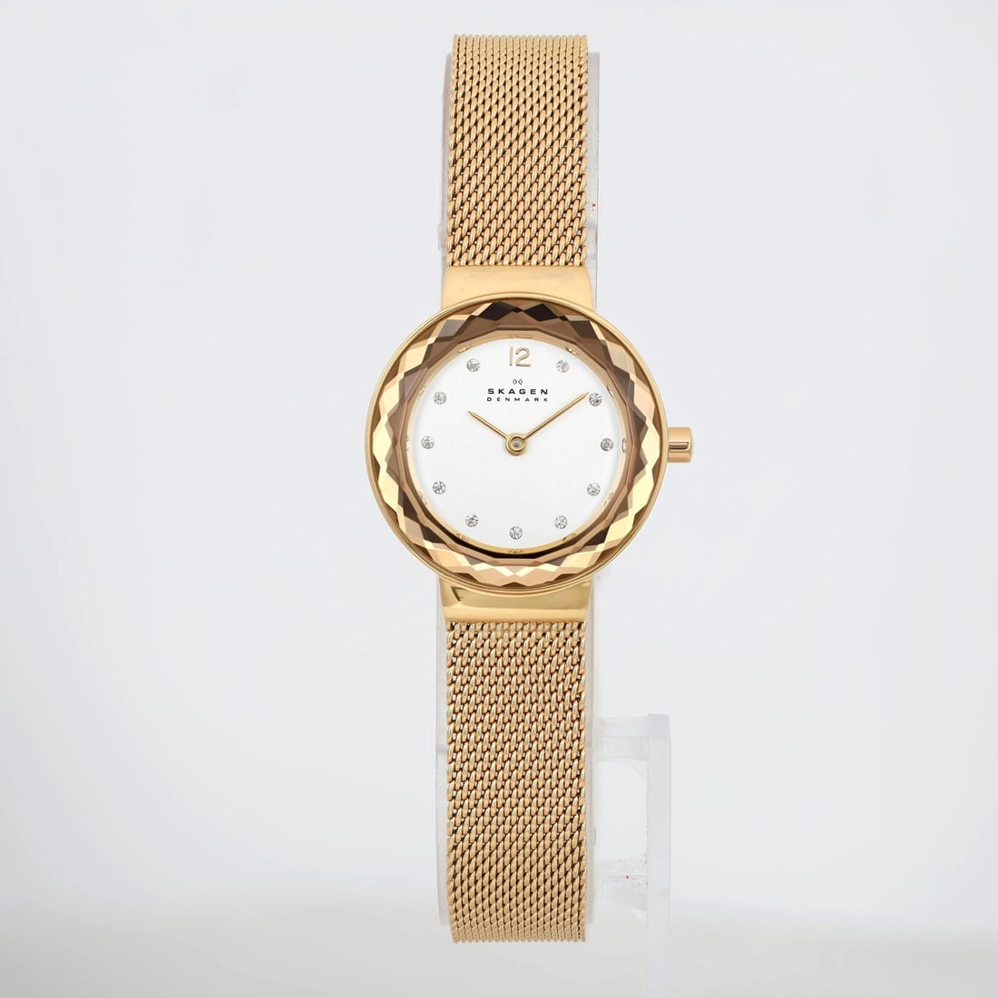 Skagen Leonora 25mm Gold-Tone Quartz Dress Watch SKW2800 with Silver Crystal Dial: Skagen Leonora 25mm Gold-Tone Quartz Dress Watch SKW2800 with Silver Crystal Dial Introducing the Skagen Leonora 25mm Gold-Tone Quartz Ladies Watch (Model SKW2800), a stunning accessory perfect for dr
