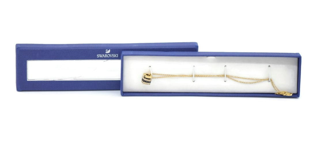 Swarovski VIO Crystal Necklace Chain Pendant 100% Authentic: Swarovski VIO Crystal Necklace Chain Pendant 100% Authentic Elevate your style with the Swarovski VIO Crystal Necklace, featuring a stunning chain pendant design. This exquisite piece is crafted from