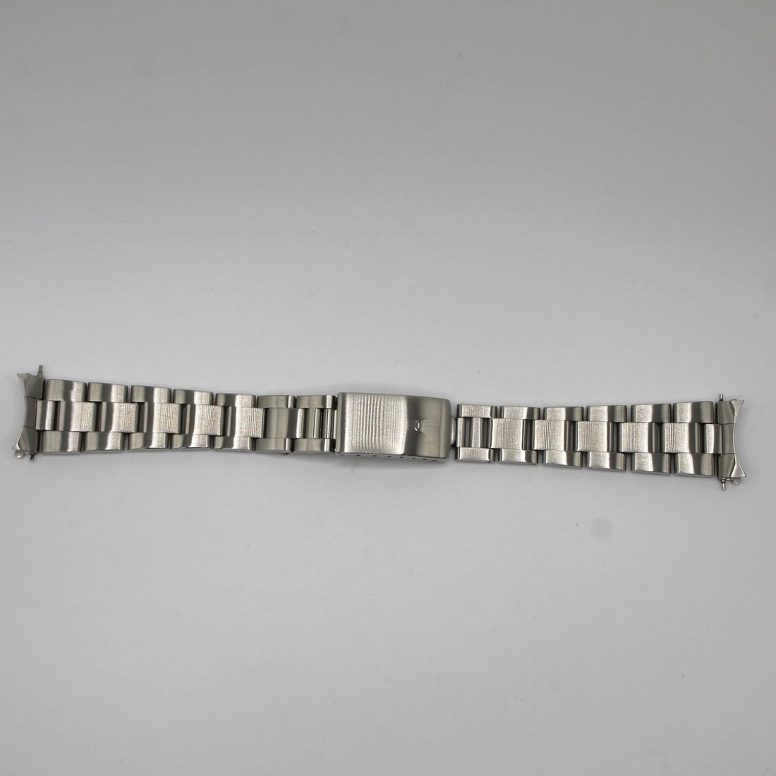 Rolex Oyster Silver Stainless Steel 19MM Bracelet 78350: Rolex Oyster Silver Stainless Steel 19MM Bracelet 78350 Elevate your timepiece with this luxurious pre-owned Rolex Oyster Stainless Steel Bracelet. Crafted with precision, this bracelet features a sle