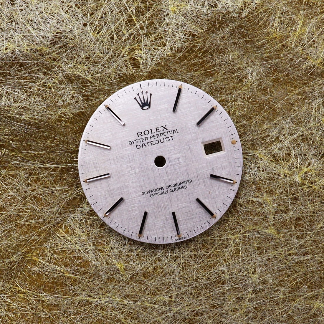 Rolex Datejust 36mm Silver Linen Watch Dial Silver Tone Indices 16233 16013: Rolex Datejust 36mm Silver Linen Watch Dial Silver Tone Indices 16233 16013 This pre-owned Rolex Datejust watch dial features a sophisticated silver linen finish and silver tone indices, designed for