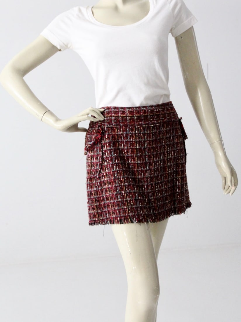 Chic Vintage Purple Plaid Tweed Mini Skirt with Fringe Hem: Chic Vintage Purple Plaid Tweed Mini Skirt with Fringe Hem Elevate your wardrobe with this stylish Vintage Tweed Mini Skirt. Crafted from a nubby woven fabric, this micro mini features a striking purp