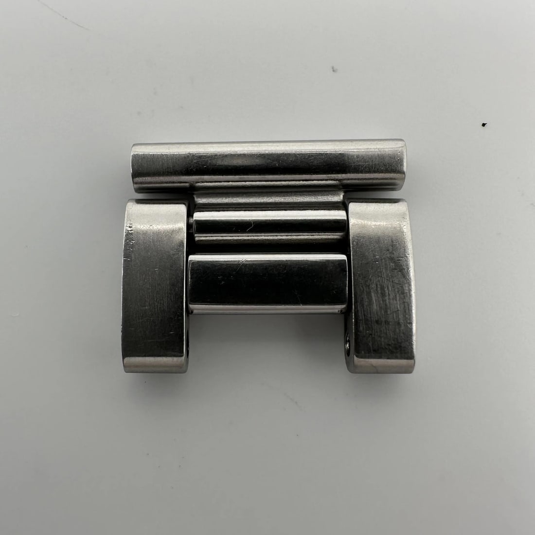 Rolex Submariner Gold Stainless Steel Endlink for 116610LM 116613LB 116613LN: Rolex Submariner Gold Stainless Steel Endlink for 116610LM 116613LB 116613LN This is a pre-owned Rolex Submariner steel endlink, designed for models 116610LM, 116613LB, and 116613LN. The endlink featu