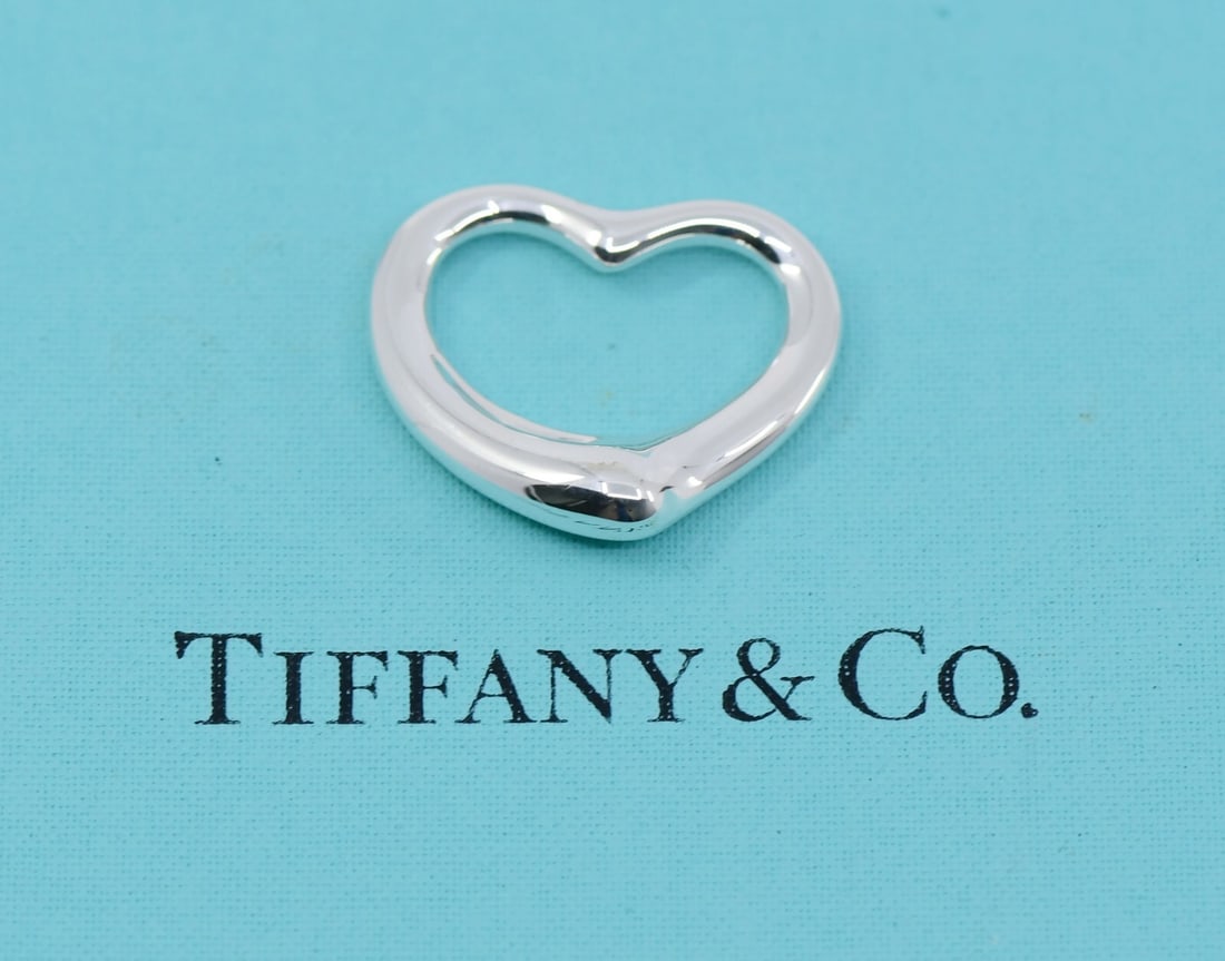Tiffany & Co Paloma Picasso Sterling Silver Heart Pendant 925 Authentic: Tiffany & Co Paloma Picasso Sterling Silver Heart Pendant 925 Authentic Discover the elegance of the Tiffany & Co. Paloma Picasso Sterling Silver Heart Pendant. Crafted from high-quality 925 sterling
