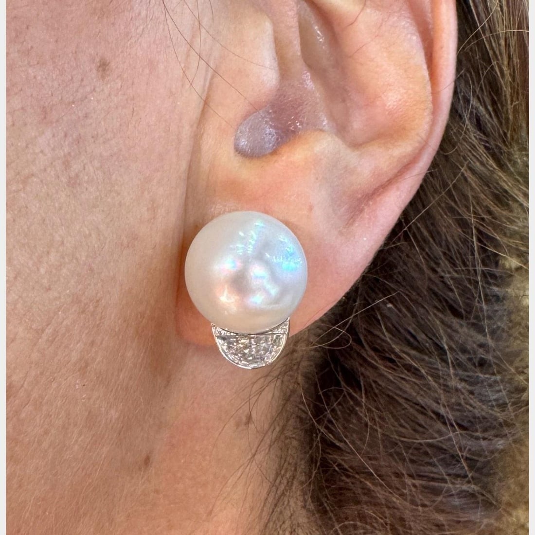 Platinum South Sea Pearl Diamond Earrings 14mm 1.30 Ct G-H VS1-SI1: Platinum South Sea Pearl Diamond Earrings 14mm 1.30 Ct G-H VS1-SI1 These exquisite Platinum South Sea Pearl and Diamond Earrings feature a luxurious design with two stunning South Sea Pearls, each mea