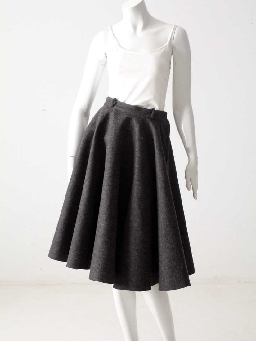 1950s Gale & Gale Modern Jr Charcoal Wool Circle Skirt: 1950s Gale & Gale Modern Jr Charcoal Wool Circle Skirt Step back in time with this stunning 1950s vintage Gale & Gale Modern Jr circle skirt. Crafted from charcoal gray wool, this skirt features a cla