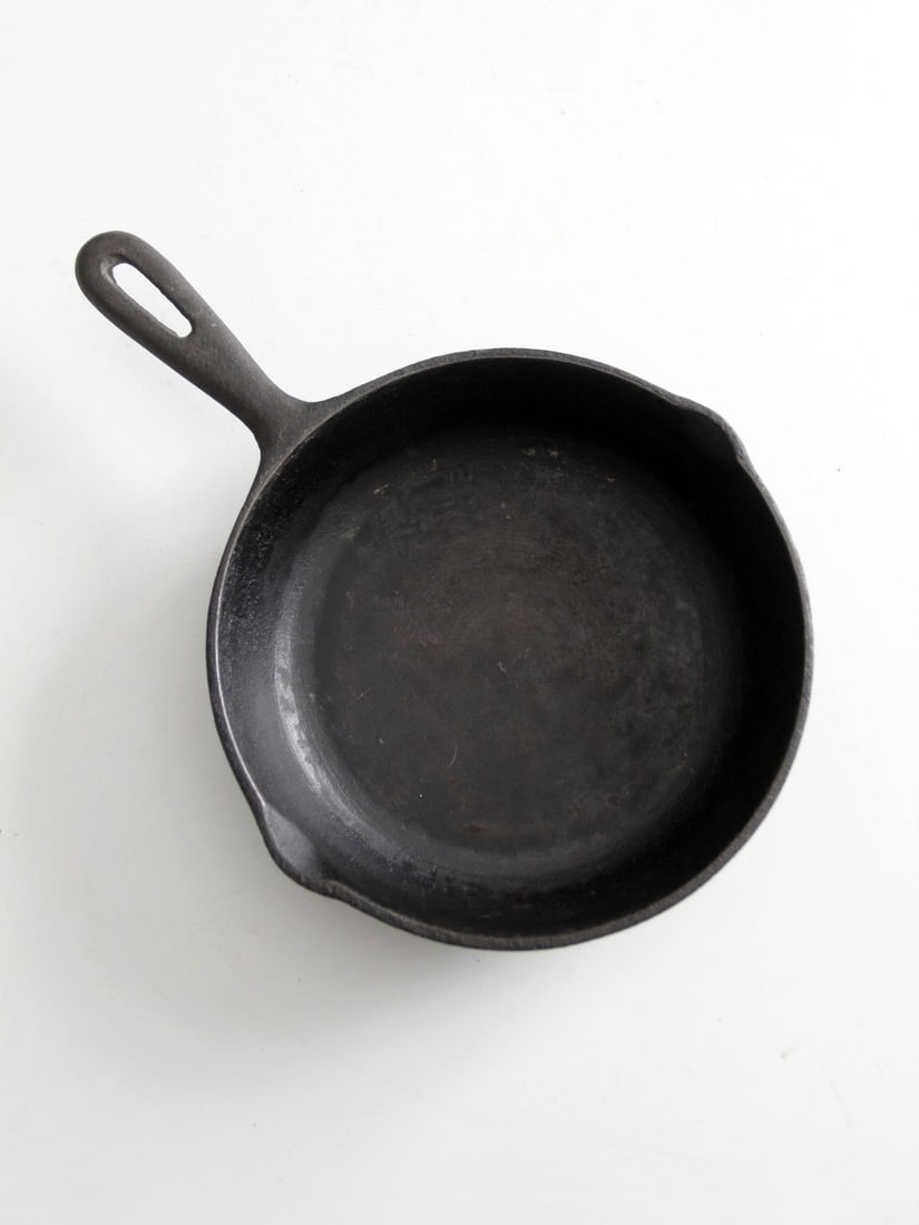Mid-20th Century Vintage Cast Iron 8 Inch Skillet (1 of 12)