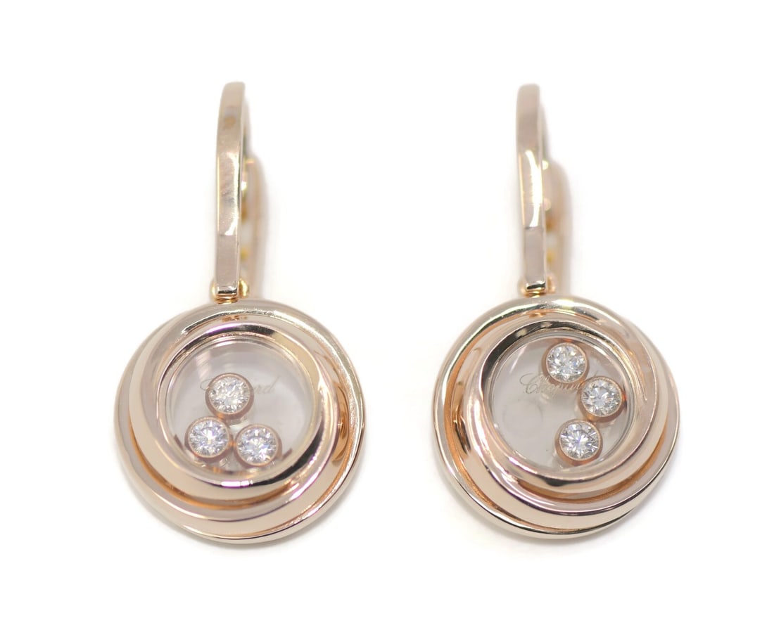 Chopard Happy Emotions 18K Rose Gold Diamond Earrings 839216: Chopard Happy Emotions 18K Rose Gold Diamond Earrings 839216 Elevate your elegance with these exquisite Chopard Happy Emotions Diamond Earrings, crafted in luxurious 18K rose gold. These dangle/drop e
