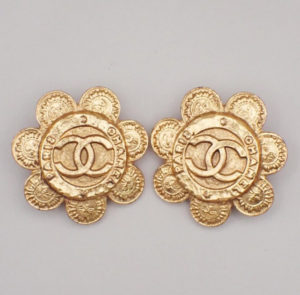 Vintage Chanel Clip-On Earrings with CC Flower Motif Gold Tone: Vintage Chanel Clip-On Earrings with CC Flower Motif Gold Tone These vintage Chanel CC Flower clip-on earrings feature a classic gold-tone finish. Designed for women, they are in very good condition w