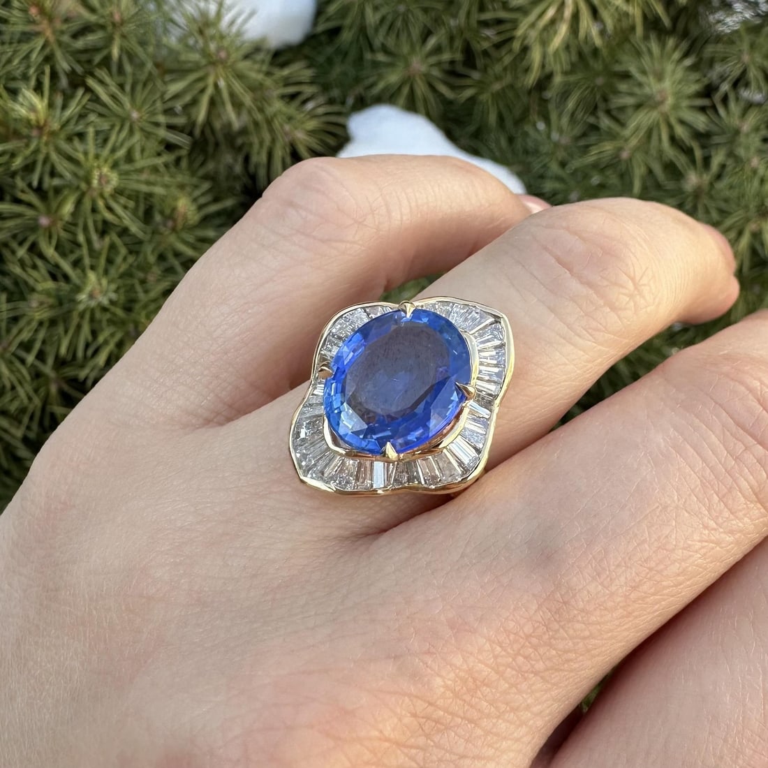18k Yellow Gold GIA Certified 7.83ct Oval Blue Sapphire Baguette Diamond Ring: 18k Yellow Gold GIA Certified 7.83ct Oval Blue Sapphire Baguette Diamond Ring This exquisite ballerina ring features a stunning natural blue sapphire, weighing approximately 6.18 carats, beautifully s