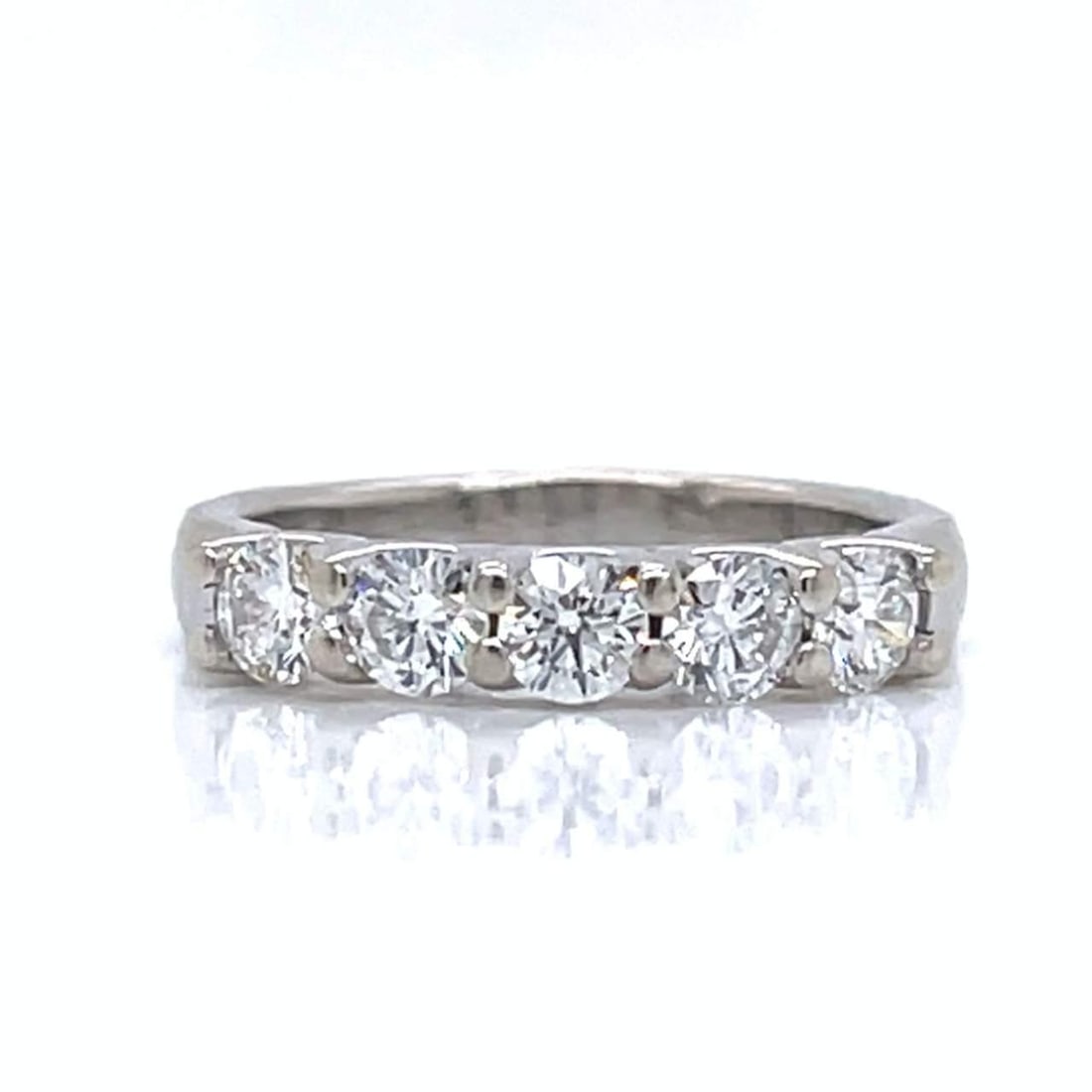 Elegant 14K White Gold Diamond Anniversary Band 0.90 Ct: Elegant 14K White Gold Diamond Anniversary Band 0.90 Ct This exquisite 14K White Gold Diamond Anniversary Band showcases a stunning array of five diamonds, totaling approximately 0.90 carats. The diam