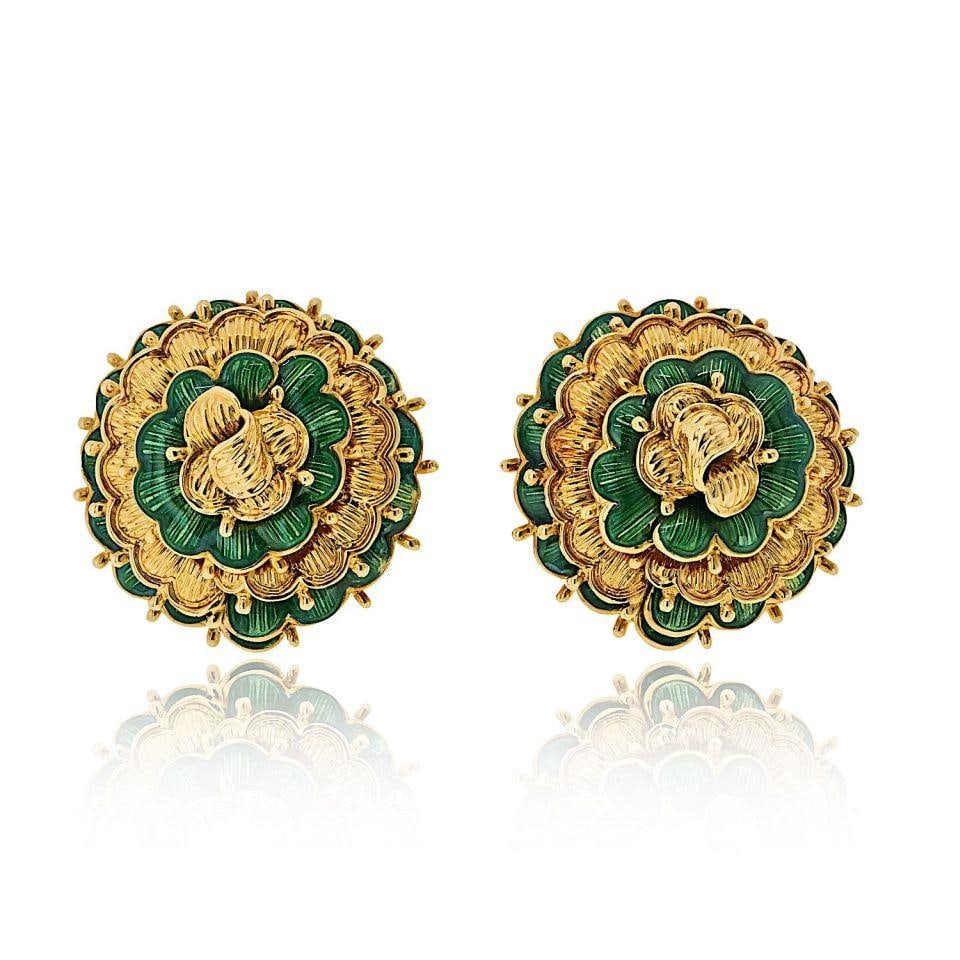 Tiffany & Co. 18K Yellow Gold Floral Clip On Earrings Vintage 1970s: Tiffany & Co. 18K Yellow Gold Floral Clip On Earrings Vintage 1970s Discover a stunning pair of clip-on earrings from Tiffany & Co., crafted in luxurious 18K yellow gold. These exquisite earrings from