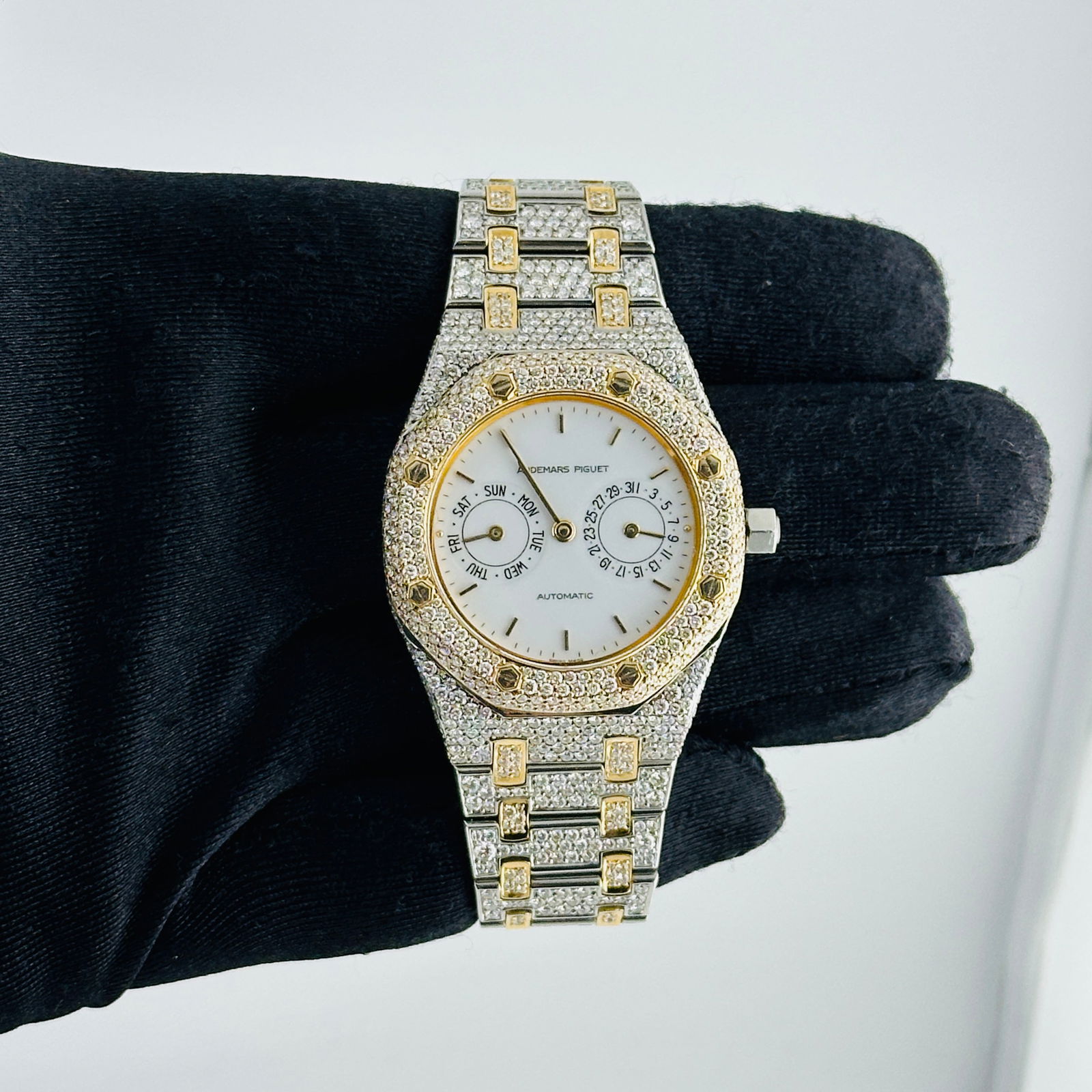Royal Oak 25572SA Unisex Watch with Diamond Bezel and Bracelet White Dial: Royal Oak 25572SA Unisex Watch with Diamond Bezel and Bracelet White Dial This Audemars Piguet Royal Oak watch features a white dial and is adorned with diamonds on both the bezel and bracelet. Design