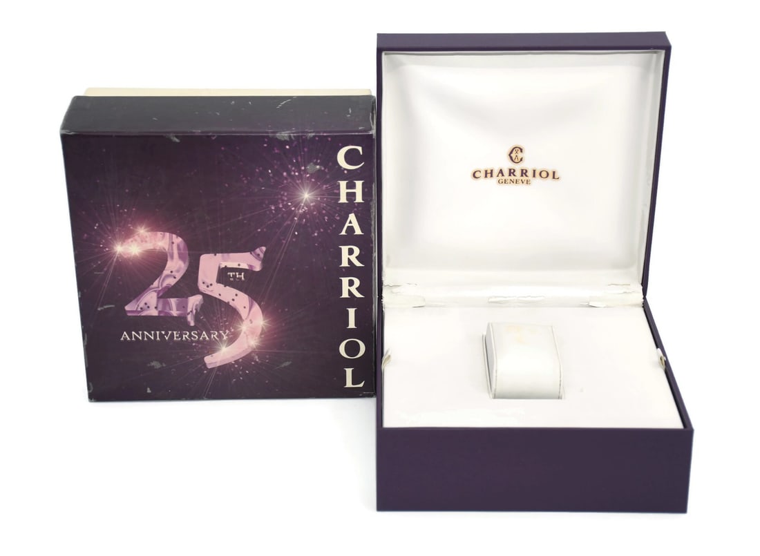 Presentation Case for Single Charriol Watch 7x7x3 Inches: Presentation Case for Single Charriol Watch 7x7x3 Inches This is a pre-owned Charriol presentation box designed to hold a single watch. The box measures 7 x 7 x 3 inches and is 100% authentic. Please